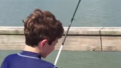 بالفيديو.. تمساح يسرق سمكة كبيرة من طفل صغير