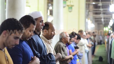 بالصور.. العشرات يؤدون صلاة التراويح بمسجد السيدة زينب