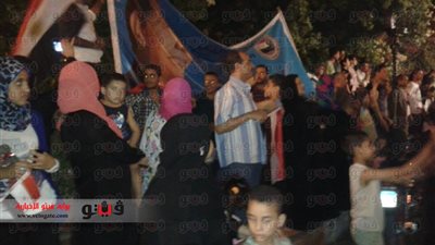 بالصور.. أنصار «السيسي» يحتفلون بمؤشرات الفوز في ميدان الساعة بقنا