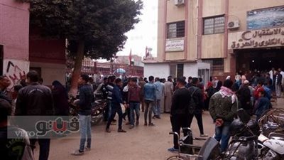 بالفيديو.. تجمهر أولياء الأمور في مدرسة بالشرقية بعد تسمم أبنائهم