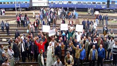 شرطة النقل والمواصلات تفض اعتصام عمال الخدمات المتكاملة بالقوة