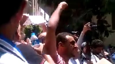 بالفيديو.. موظفو الضرائب ينددون بقانون الخدمة المدنية