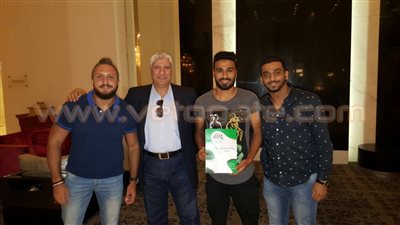 بالصورة.. توقيع عبد الله جمعة لاعب المصري لإنبي