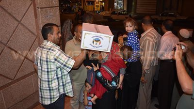بالصور.. محافظ الفيوم يهدي حى جنوب 400 كرتونة رمضانية