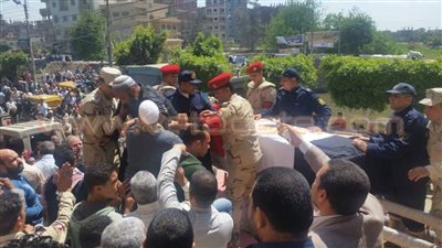بالصور.. أهالي فاقوس يشيعون جثمان شهيد مدرعة رفح