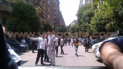 بالصور.. الأمن يغلق الطريق أمام موظفى الضرائب المحتجين أمام «المصلحة»