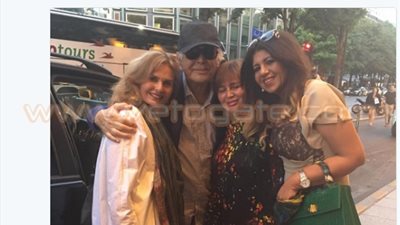 محمود عبد العزيز يلتقط صورة تذكارية مع يسرا في باريس