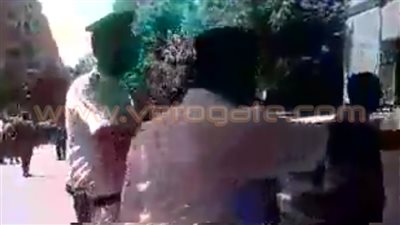 بالفيديو.. الشرطة تنزع لافتات متظاهري الضرائب أمام «الوزراء»