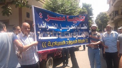 بالصور.. انضمام عدد من موظفي الضرائب للوقفة الاحتجاجية أمام المصلحة