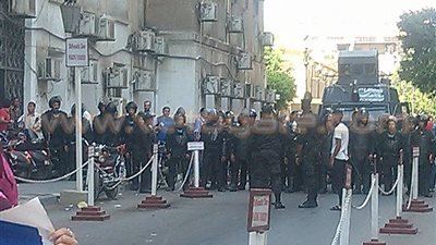 بالصور.. الأمن يغلق الطريق أمام متظاهري الضرائب في محيط وزارة الصحة