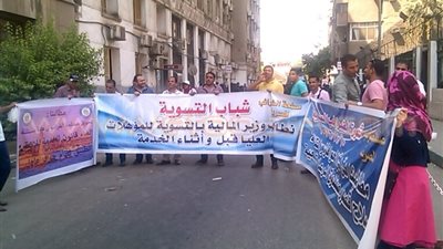بالصور.. الأمن يمنع موظفو الضرائب في المصلحة من الانضمام لتظاهرة زملائهم