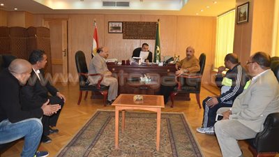 بالصور.. محافظ الفيوم يكرم بطل أفريقيا في الملاكمة