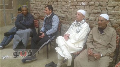 بالصور.. أشقاء «أبو تريكة» يتلقون عزاء والدهم بناهيا لليوم الثاني