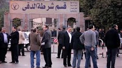 الأهالي يسلمون أحد أفراد الجماعة إلى قسم الدقي