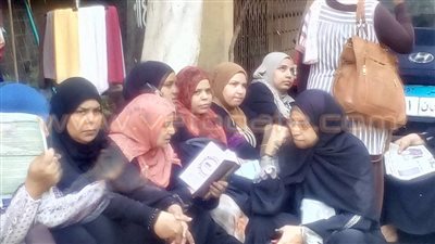 بالصور.. والدات الطالبات يفترشن الأرصفة بمحيط لجان «المنيرة»