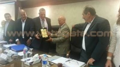 محافظ الجيزة يكرم مدير العلاقات العامة لبلوغه سن المعاش