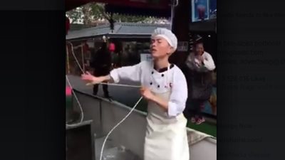 بالفيديو.. بائع يحقق شهرة على الإنترنت بعد أداء رقصة مع المكرونة