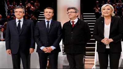 الفرنسيون يقررون مصيرهم.. 30% نسبة الإقبال على مراكز الاقتراع حتى الآن.. عضوات «فيمن» يتظاهرن عاريات الصدر ضد «لوبان».. مؤيدو «ماكرون» يحتفلون به.. والمغتربون يشاركون بقو