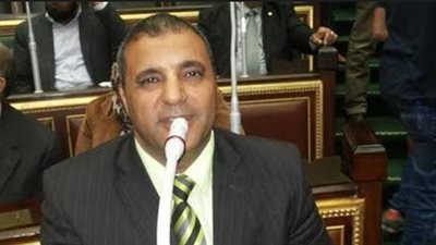 نائب: «وزير التموين بيبعتلنا مستحضرات تجميل بدل الزيت والسكر»