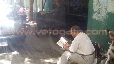 بالصور.. أولياء أمور طلاب الثانوية العامة يتلون القرآن أمام اللجان