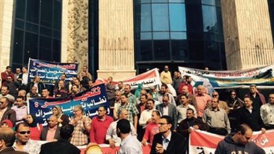 موظفو الضرائب والنقابات المستقلة ينهون وقفتهم الاحتجاجية