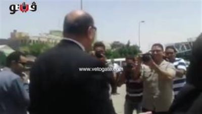 بالفيديو.. عجوز لـ«جنينة»: «شوفلي حل يا بيه» ويرد: «شوفيلي حل إنتي»