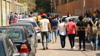 عامل نظافة يثير القلق بعد توقفه بجوار سور مدرسة أثناء امتحان الثانوية