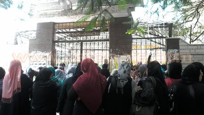 أولياء أمور يتسلقون أبواب لجان الهرم للاطمئنان على أبنائهم