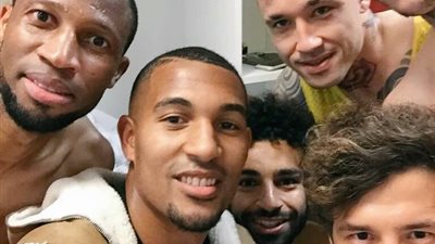 محمد صلاح يحتفل مع نجوم روما بالفوز على لاتسيو