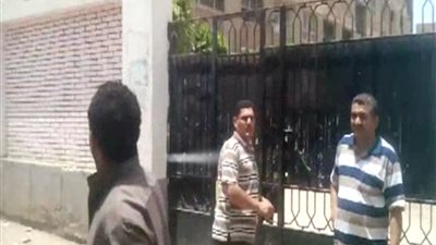 بالفيديو.. القلق يسيطر على أولياء الأمور أمام اللجان بالمنوفية