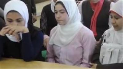 بالفيديو.. طالبة تبهر رواد «فيس بوك» بجمال صوتها