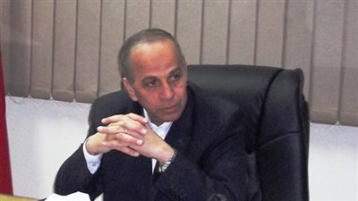 محافظ الوادي الجديد يحذر التجار من تخزين السلع الأساسية