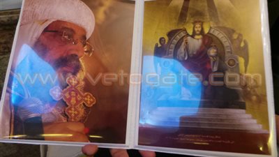 بالصور.. «تواضروس» يوزع الهدايا على أقباط الإسكندرية