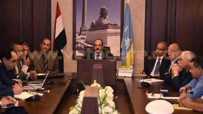 «فرحات» يعقد اجتماعًا موسعًا لدراسة إعادة تخطيط المرور بالإسكندرية