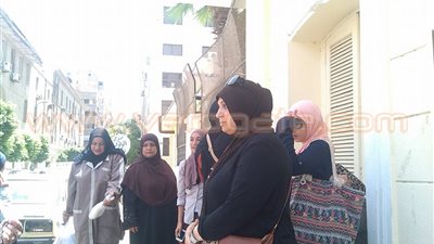 بالصور.. وقفة لأولياء أمور طلاب الثانوية أمام «التعليم»