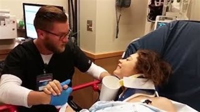 بالفيديو.. شاهد ماذا طلبت فتاة تحت تأثير المخدر من ممرض