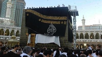 غسيل الكعبة المشرفة.. سنة نبوية منذ فتح مكة لتطهيرها من الدنس.. 45 لترًا من ماء زمزم و50 تولة ورد وعود.. أمير مكة يشارك في الغسل نيابة عن الملك.. وإصابات وحالات إغماء بسبب التدافع