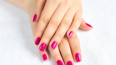 بالفيديو.. طريقة بسيطة للحصول على أظافر لامعة