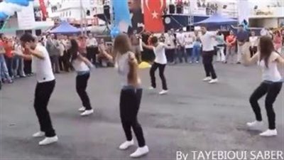 بالفيديو.. «وصلة رقص» شبابية في الطريق العام تشعل مواقع التواصل