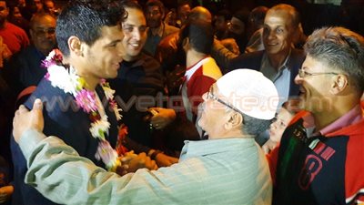 بالفيديو.. استقبال حافل لبطل أفريقيا في المصارعة الرومانية بـ«دكرنس»