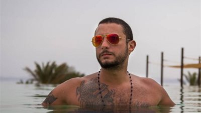 أحمد الفيشاوي يشعل «إنستجرام» بصورة من البحر