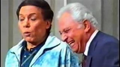 بالفيديو.. نوبة ضحك هيستيرية لـ«عمر الحريري» بسبب عادل إمام