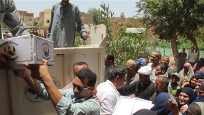 بالصور.. محافظة الفيوم توزع «كراتين رمضان» على الفقراء