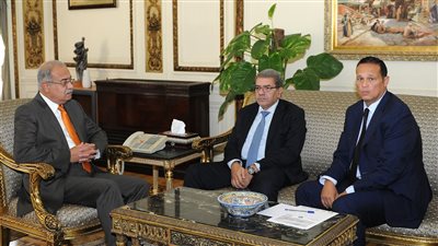بالصور..رئيس الوزراء يستقبل رجل أعمال تبرع بـ٨ ملايين جنيه لـ«تحيا مصر»