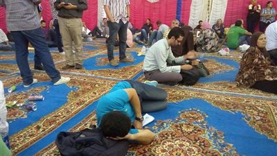 بالصور.. حاجزو شقق «الرحاب ومدينتي» يفترشون الأرض في انتظار دورهم