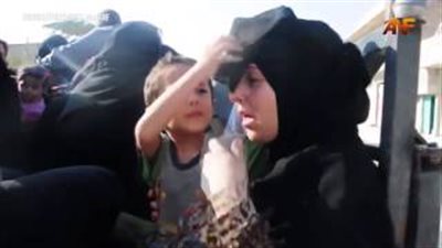 بالفيديو.. رد فعل طفل حاولت أمه رفع النقاب بعد إنقاذها من «داعش»