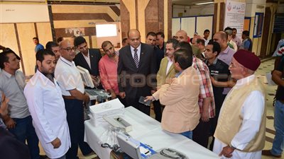 بالصور.. محافظ مطروح يتفقد مستشفى مطروح العام