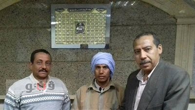 رئيس مدينة أبوقرقاص في المنيا يكرم عامل نظافة