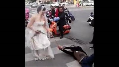 بالفيديو والصور.. عروس تجر العريس من يديه بـ«سلسلة» لهروبه من الزفاف