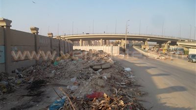 بالصور.. رفع مخلفات الهدم بمطار إمبابة